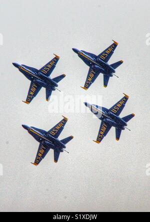 Blauer Engel fliegen in Formation über Seattle Washington Stockfoto