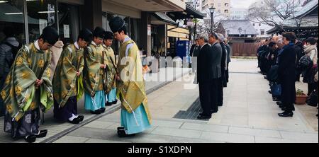 Ein Shinto Zeremonie am Schrein Kushida in Fukuoka, Japan. Stockfoto