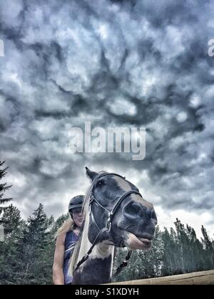 Suchen nach dramatischen Perspektive der Pferd und Reiter Stockfoto