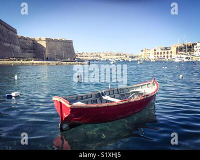 Kleine rote Holz Fischerboot in der Bucht, Kalkara, Malta Stockfoto