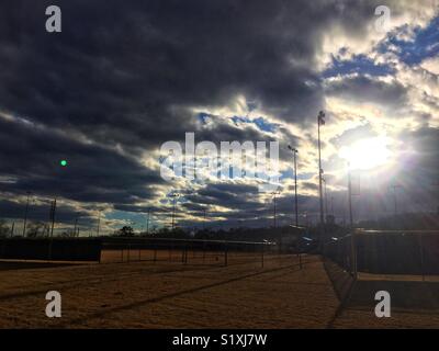 Das Licht (Sonnenlicht bricht durch die starke Bewölkung, Halogenbeleuchtung gegenüberliegende Seite leuchtet, wo die Wolken immer noch schwer sind) Stockfoto