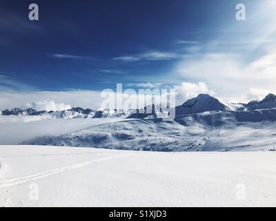 Schneebedeckte Berge, Skifahren Stockfoto