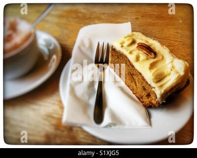 Karottenkuchen und Cappuccino Stockfoto