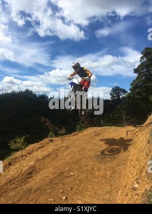 Junge auf Motorrad springen Stockfoto