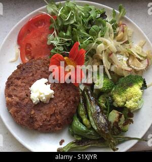 Veggie Burger mit sortierten Gemüse und Blumen Stockfoto