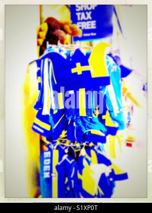 Schals und Mützen für den Verkauf in Schwedischen Nationalfarben blau und gelb Stockfoto