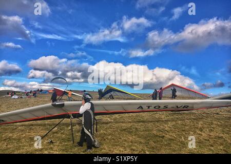 Drachenfliegen Vorbereitungen. Long Mynd, Shropshire, Großbritannien Stockfoto