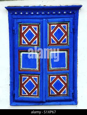 Eine alte bemalten Fensterläden auf einem traditionellen rumänischen Haus im Dorf Museum, Bukarest Stockfoto