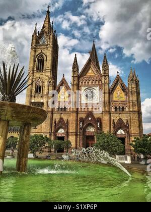 Blick durch den Brunnen zu den hoch aufragenden und schöne neo-gotischen Templo Expiatorio del Santísimo Sacramento in Guadalajara, Mexiko. Stockfoto