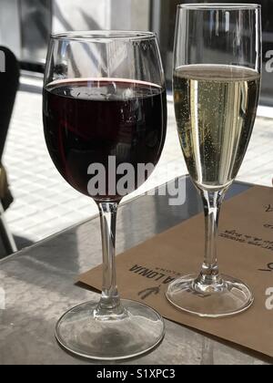 Gläser Rotwein und Sekt cava Sitzen auf einem Tisch im Restaurant in Barcelona, Spanien. Stockfoto
