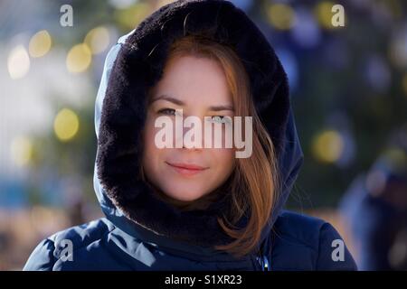 Portrait von hübsches Mädchen im Pelz Haube Stockfoto