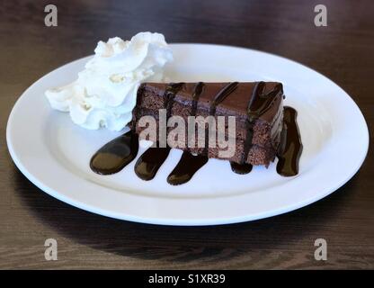 Ein Stück Sachertorte Schokolade Kuchen Dessert angezeigt, das eine kulinarische Spezialität von Wien, Österreich. Stockfoto