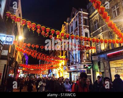 Chinatown in London ist besetzt mit Menschen auf das chinesische Neujahr. Stockfoto
