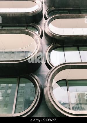 Detail der Fassade von Zaha Hadids 520 W. 28 Gebäude neben der High Line in New York City, USA. Stockfoto