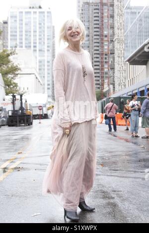 Senioren lächelnd im Freien während der New York Fashion Week Stockfoto