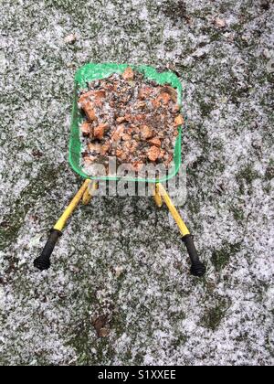 Schubkarre im Schnee Stockfoto