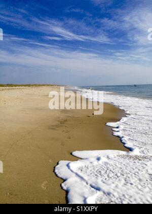 White Ocean Wave am goldenen Strand von North Carolina an einem sonnigen Tag Stockfoto