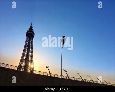 Blackpool Tower und der Promenade Lichter in Silhouette gegen einen strahlend blauen Himmel Stockfoto