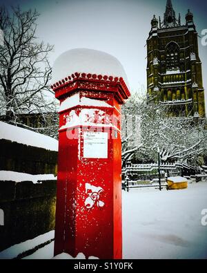 Einen Briefkasten im Schnee vor der St Peter Mancroft Kirche in Norwich, England abgedeckt Stockfoto