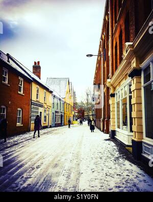 Eine Straße in Norwich, England in einer kalten, verschneiten Tag Stockfoto