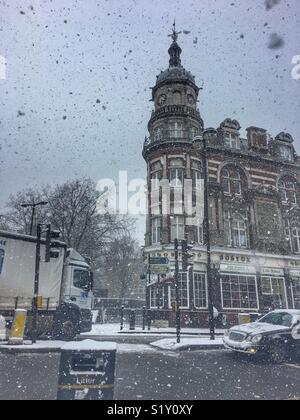 Tier aus dem Osten. Blizzard Bedingungen auf Junction Road, North London im Februar 2018. Street Scene mit dem Boston Pub. Stockfoto