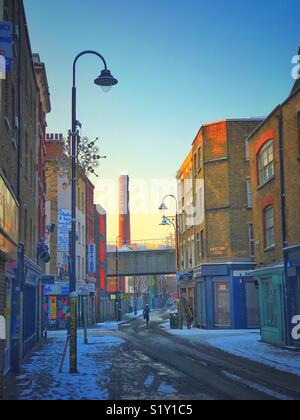 Brick Lane im Schnee, London. Stockfoto