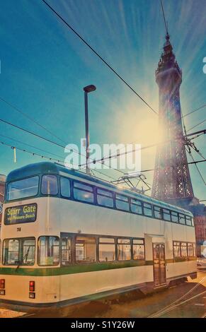 Blackpool Tower und vintage Straßenbahn mit der Sonne platzen hinter dem Turm Stockfoto