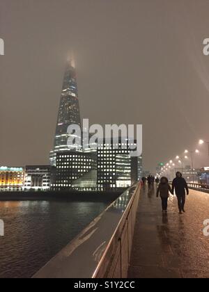 Der Shard in der Nacht, im Nebel und Schnee Stockfoto