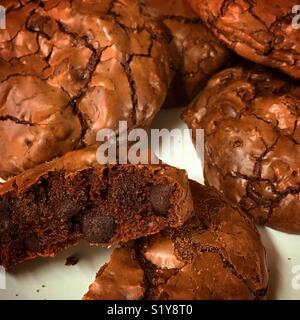 Chocolate Chocolate Chip Cookies Bei einem Cookie Split in die Hälfte. Stockfoto