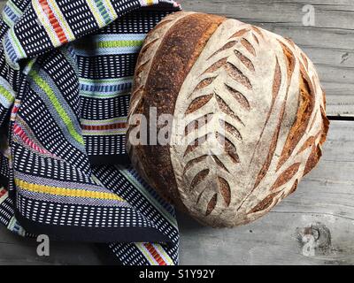 Frisch gebackenen Laib Sauerteigbrot auf Tisch. Stockfoto