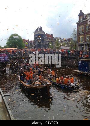 Canal Parade in Amsterdam während Koningsdag. Ein niederländischer nationaler Feiertag. Stockfoto