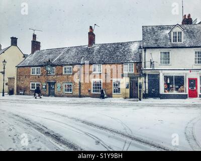 Das White Hart Pub billige Straße, Sherbourne, Dorset, England, während der Blizzard der Sturm Emma, März 2018 Stockfoto