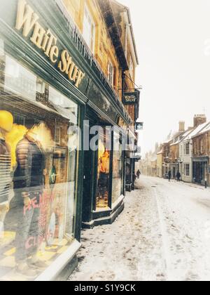Weiße Zeug billige Straße, mit starker Schneefall in Sherborne, Dorset, England während der Blizzard der Sturm Emma, März 2018 Stockfoto