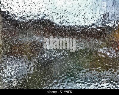 Gefrierender Regen auf dem Fenster eines Hauses. Eisregen ist Niederschlag, fällt als unterkühlte Wassertröpfchen bis es Streiks eine kalte Oberfläche, wenn es fast sofort gefriert Stockfoto