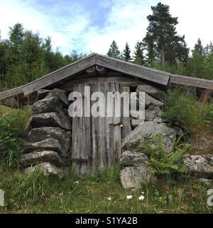 Alte Wurzel Keller in der alten finnischen Siedlung Ritamäki, Värmland, Schweden. Stockfoto