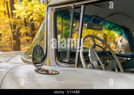 Nahaufnahme von Spiegel und Chrom Details zu einer klassisch-schönen 1950 Auto Stockfoto