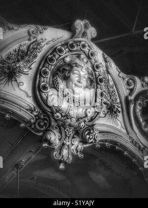 Schwarze und weiße Gesicht eines Jester auf vintage Karussell Stockfoto