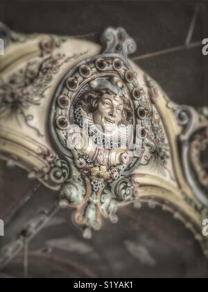 Gesicht eines Jester auf einem alten Karussell Stockfoto
