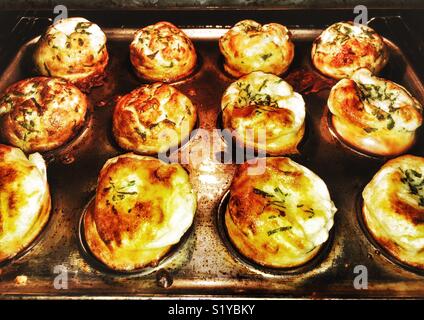 Hausgemachte individuelle Yorkshire Puddings mit Petersilie Stockfoto