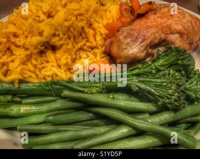 Hausgemachtes Essen, Huhn, Reis und Gemüse Stockfoto