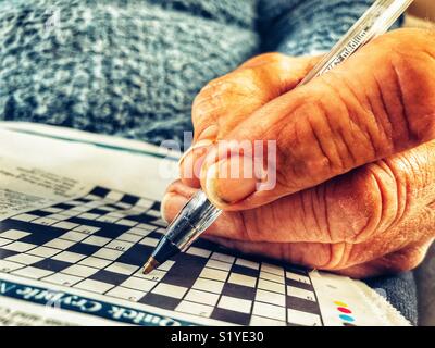Ältere Menschen tun ein Kreuzworträtsel Stockfoto