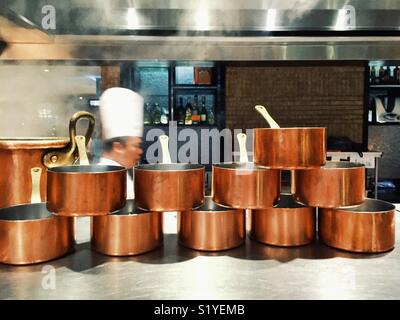 Reihe von Kupfer Töpfe auf der Zähler im 5-Sterne Restaurant Küche im Sofitel Hotel in Manila Philippinen Stockfoto