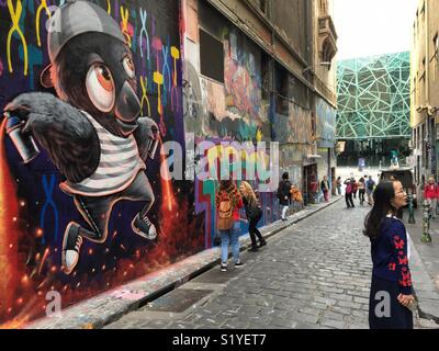 Hosier Lane in Melbourne mit dem Federation Square im Hintergrund mit Graffiti Kunst an den Wänden Stockfoto