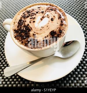Ein Cafe mokka Kaffee mit ein Herz in den Schaum. Stockfoto