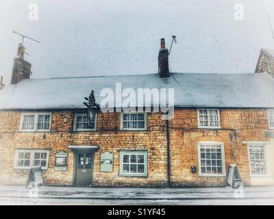 De, Wetter, Sherbourne, Dorset. Das White Hart Public House in der historischen Marktstadt Sherborne als so genannte Mini Tier aus dem Osten kommen einem anderen eisigen Blast im Süden. Stockfoto