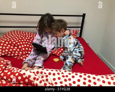 Kinder mit digital-Tablette Stockfoto