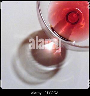 Rosa Syrah Saignée - einen Rosé Wein durch Entlüften der Saft aus den Schalen vor der Gärung. Stockfoto