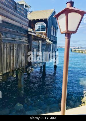 Holzhütte auf Pfeilern über Wasser Stockfoto