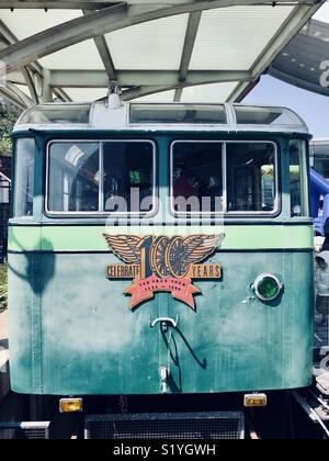 Vorn an der Spitze der Bahn Straßenbahn in Hongkong. Die vintage Schlitten hat eine feiern 100 Jahre Logo auf der Vorderseite. Stockfoto