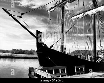 Eine Rekonstruktion von Christopher Columbus das Segelschiff die Niña in Fort Smith, Arkansas angedockt. Das Schiff segelt die Welt als Teil eines pädagogischen Tour. Stockfoto